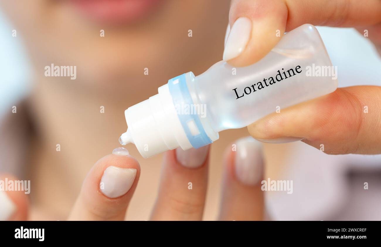 Loratadin medizinische Tropfen, konzeptuelles Bild. Ein Antihistaminikum zur Linderung von Allergiesymptomen, einschließlich Juckreiz und Rötung der Augen. Stockfoto