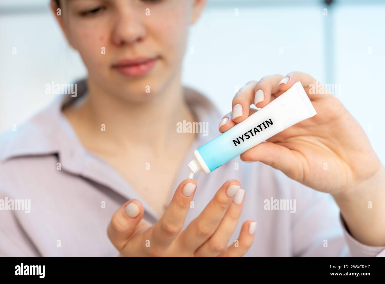 Nystatin-medizinische Creme, konzeptuelles Bild. Eine Kombinationscreme zur Behandlung von Pilzinfektionen mit Entzündungen wie Candidiasis und Windelausschlag. Stockfoto