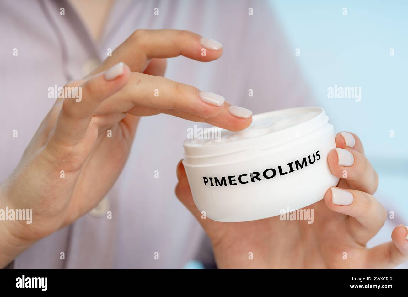 Pimecrolimus-medizinische Creme, konzeptuelles Bild. Eine immunsuppressive Creme zur Behandlung von Ekzemen und zur Reduzierung von Entzündungen durch Modulierung der Immunantwort. Stockfoto
