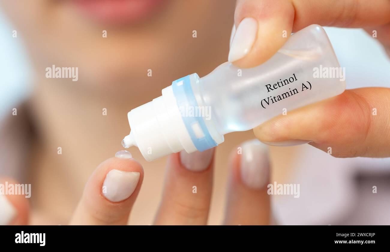 Retinol-Vitamin-A-Tropfen, konzeptuelles Bild. Ein Vitaminpräparat, das verwendet werden kann, um die Augengesundheit zu unterstützen. Stockfoto