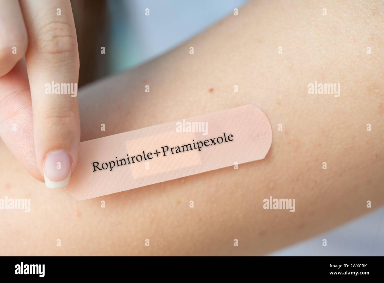 Ropinirol und Pramipexol transdermales Pflaster, konzeptuelles Bild. Kombinationstherapie bei Morbus Parkinson und Restless-Legs-Syndrom. Stockfoto