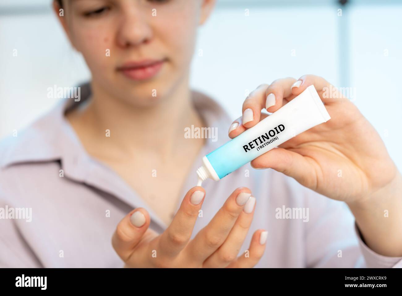 Retinoid-medizinische Creme, konzeptuelles Bild. Eine Creme aus Vitamin A, die topisch zur Behandlung von Akne, zur Reduzierung von Falten und zur Verbesserung der Hautstruktur verwendet wird. Stockfoto