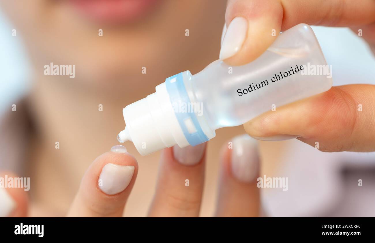 Natriumchloridtropfen, Konzeptbild. Eine Kochsalzlösung zum Spülen und Reinigen von Auge und Ohr. Stockfoto
