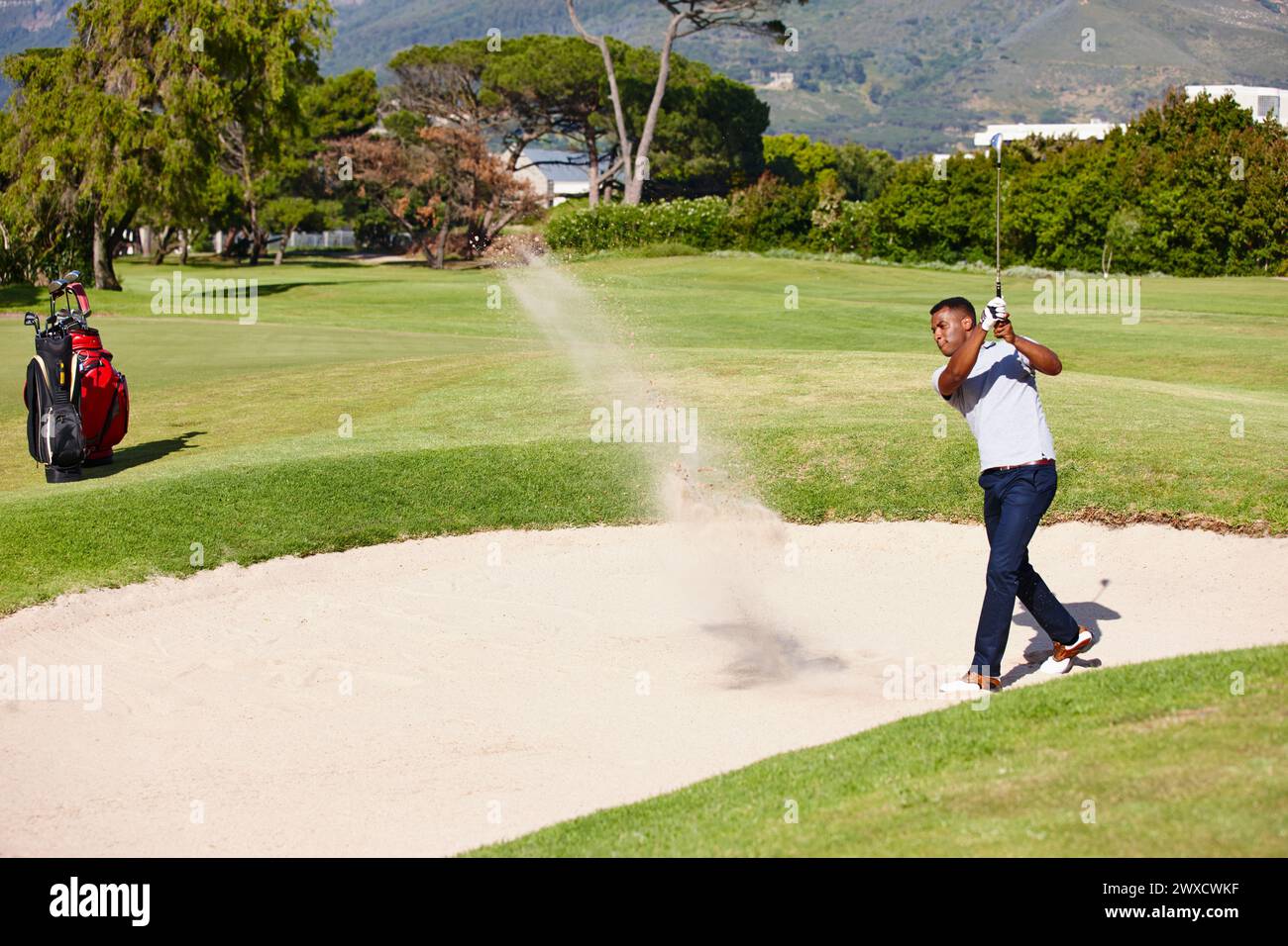 Mann, Golfer und Schaukel mit Schlag in Sandgrube für Par, Bogey oder Schlag mit Rasenfeld in