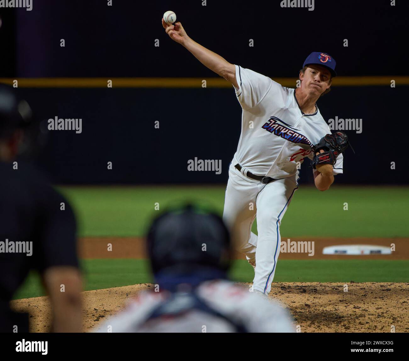 Pitcher Lincoln Henzman kam erleichtert für die Jacksonville Jumbo Shrimp im 7. Inning, gewann 1 Inning und verdiente 1 Strikeout, gab aber 2 Spaziergänge auf. Foto: Tim Davis/Alamy Live News Stockfoto