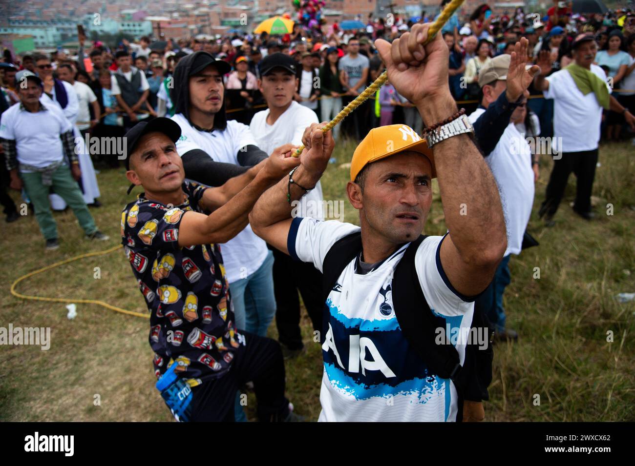 Bogota, Kolumbien. März 2024. Die Menschen nehmen an der Karfreitagsprozession in Ciudad Bolivar Teil, die am 29. März 2024 im Rahmen der Karwoche in Bogota, Kolumbien, stattfindet. Foto: Chepa Beltran/Long Visual Press Credit: Long Visual Press/Alamy Live News Stockfoto