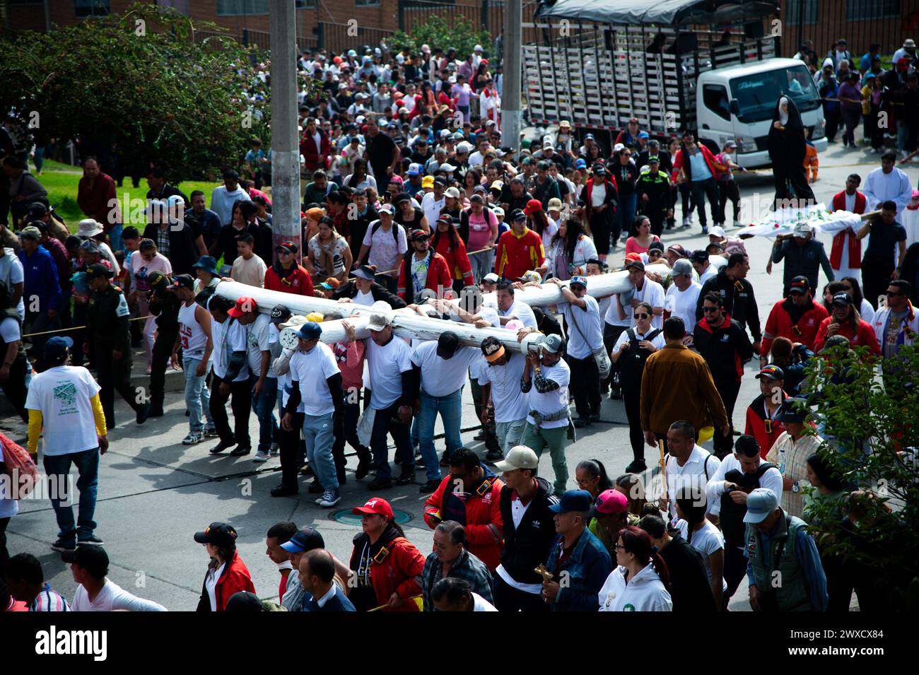Bogota, Kolumbien. März 2024. Die Menschen nehmen an der Karfreitagsprozession in Ciudad Bolivar Teil, die am 29. März 2024 im Rahmen der Karwoche in Bogota, Kolumbien, stattfindet. Foto: Chepa Beltran/Long Visual Press Credit: Long Visual Press/Alamy Live News Stockfoto