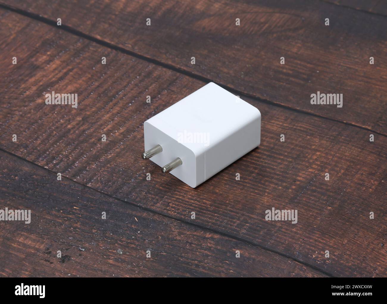 Zwei-Pin-Smatphone weiße Farbe Ladegerät isoliert auf schwarzem Marmorhintergrund Stockfoto