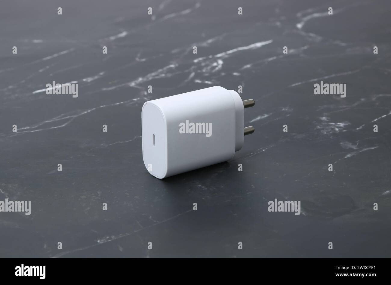 Zwei-Pin-Smatphone weiße Farbe Ladegerät isoliert auf schwarzem Marmorhintergrund Stockfoto