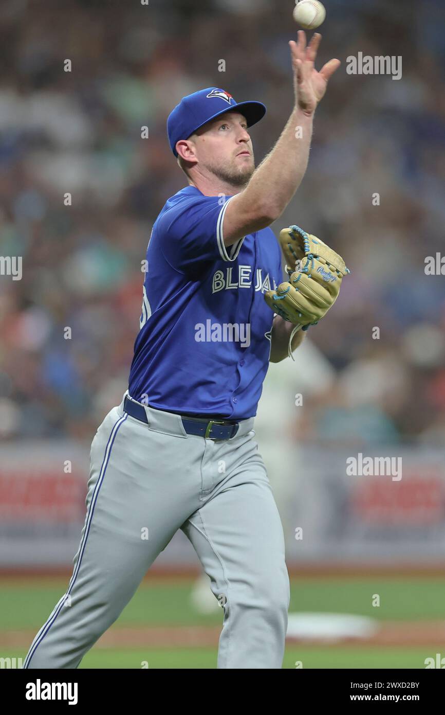 St. Petersburg, FL: Tampa Bay Rays verließ den Feldspieler Randy Arozarena (56) auf dem Gelände des Toronto Blue Jays Relief Pitcher Wes Parsons (46), der ihn wirft Stockfoto
