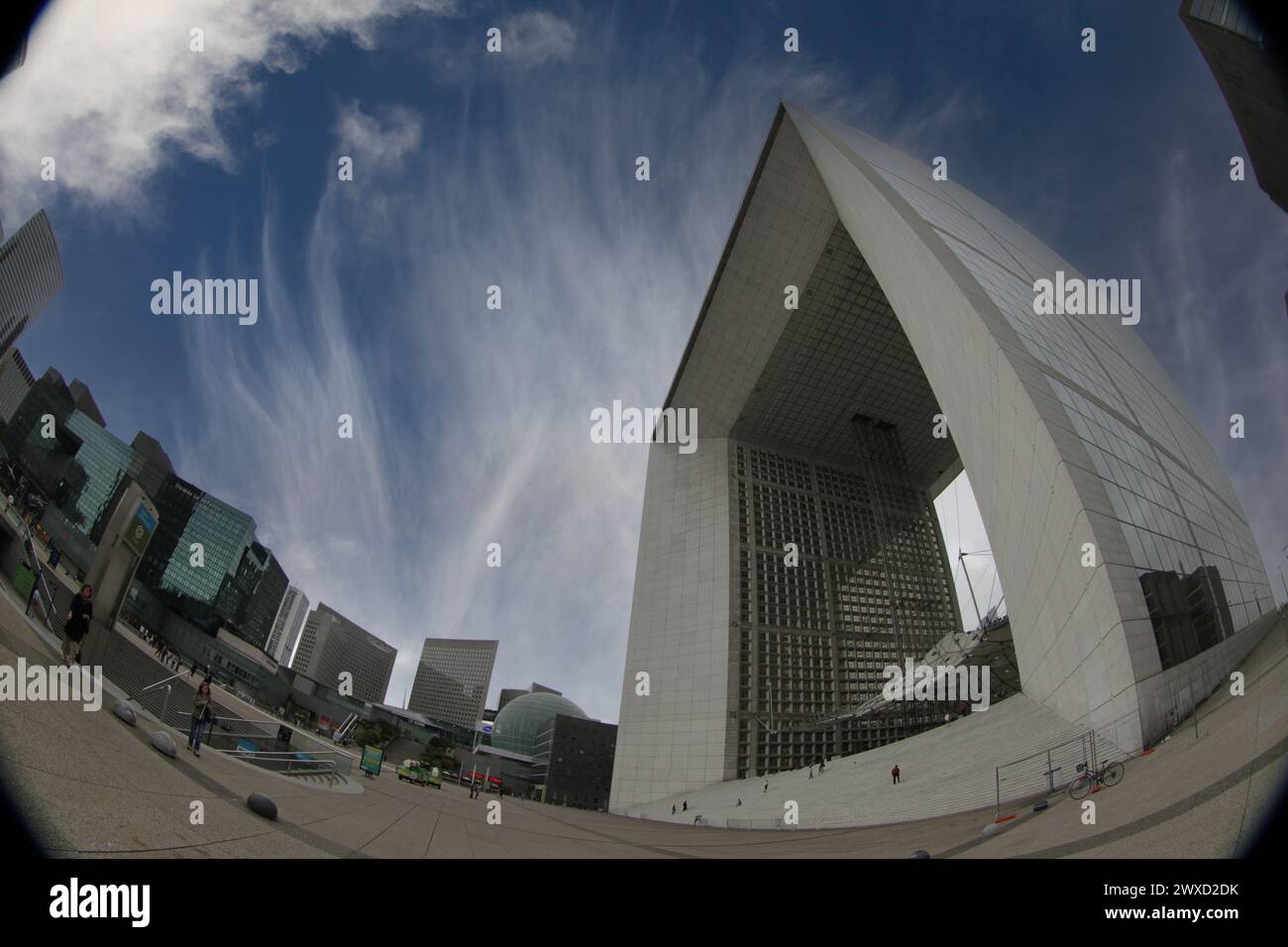 Die Leute am Bogen von Paris la Défense haben mit einem Fischauge 2011 geschossen Stockfoto