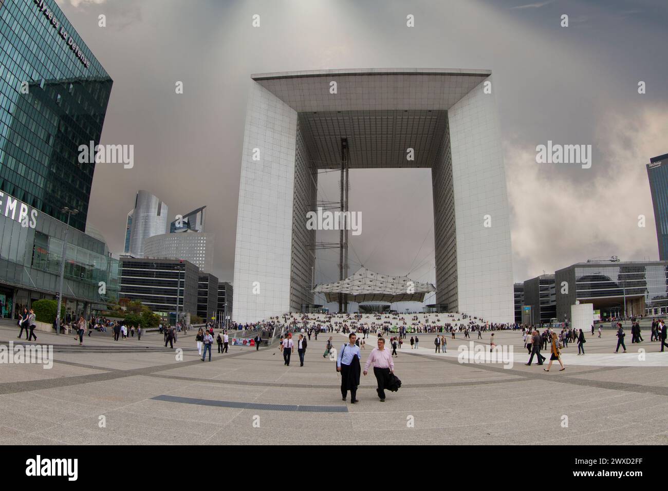 Die Leute am Bogen von Paris la Défense haben mit einem Fischauge 2011 geschossen Stockfoto