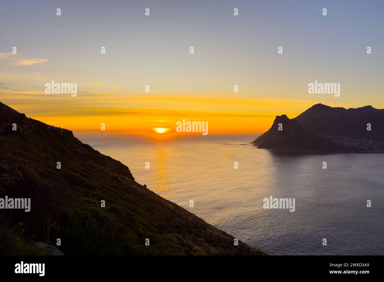 Die Berglandschaft an der Küste von Hout Bay bei Sonnenuntergang in Kapstadt, Südafrika Stockfoto