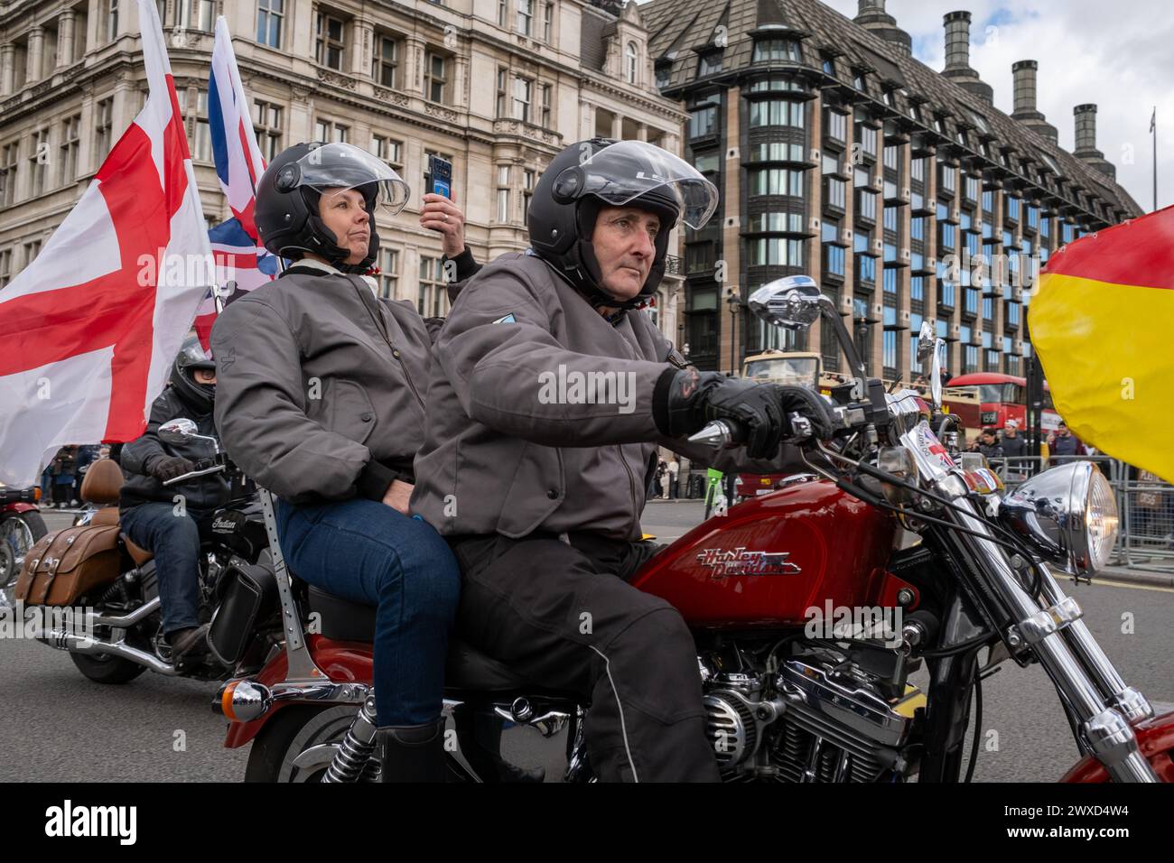 Veteranen der bewaffneten Streitkräfte fahren mit ihren Motorrädern durch Zentral-London, um ihre Militärkollegen zu unterstützen, die vor Gericht gestellt werden. Stockfoto