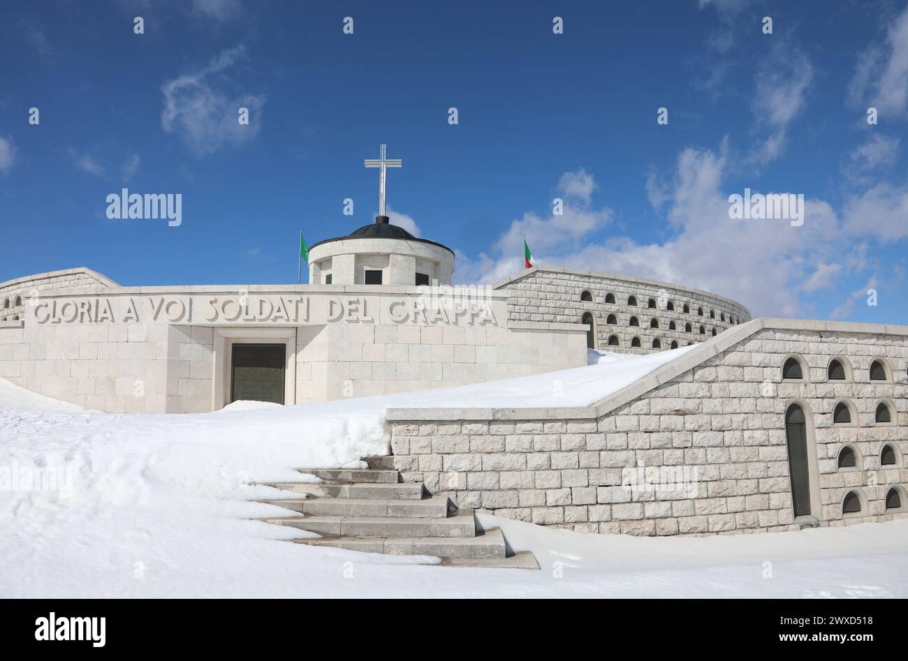 Pieve, TV, Italien - 13. März 2024: Militärisches Denkmal von Monte Grappa und Text, der Glory to you Soldiers of Mount Grappa im Winter bedeutet Stockfoto