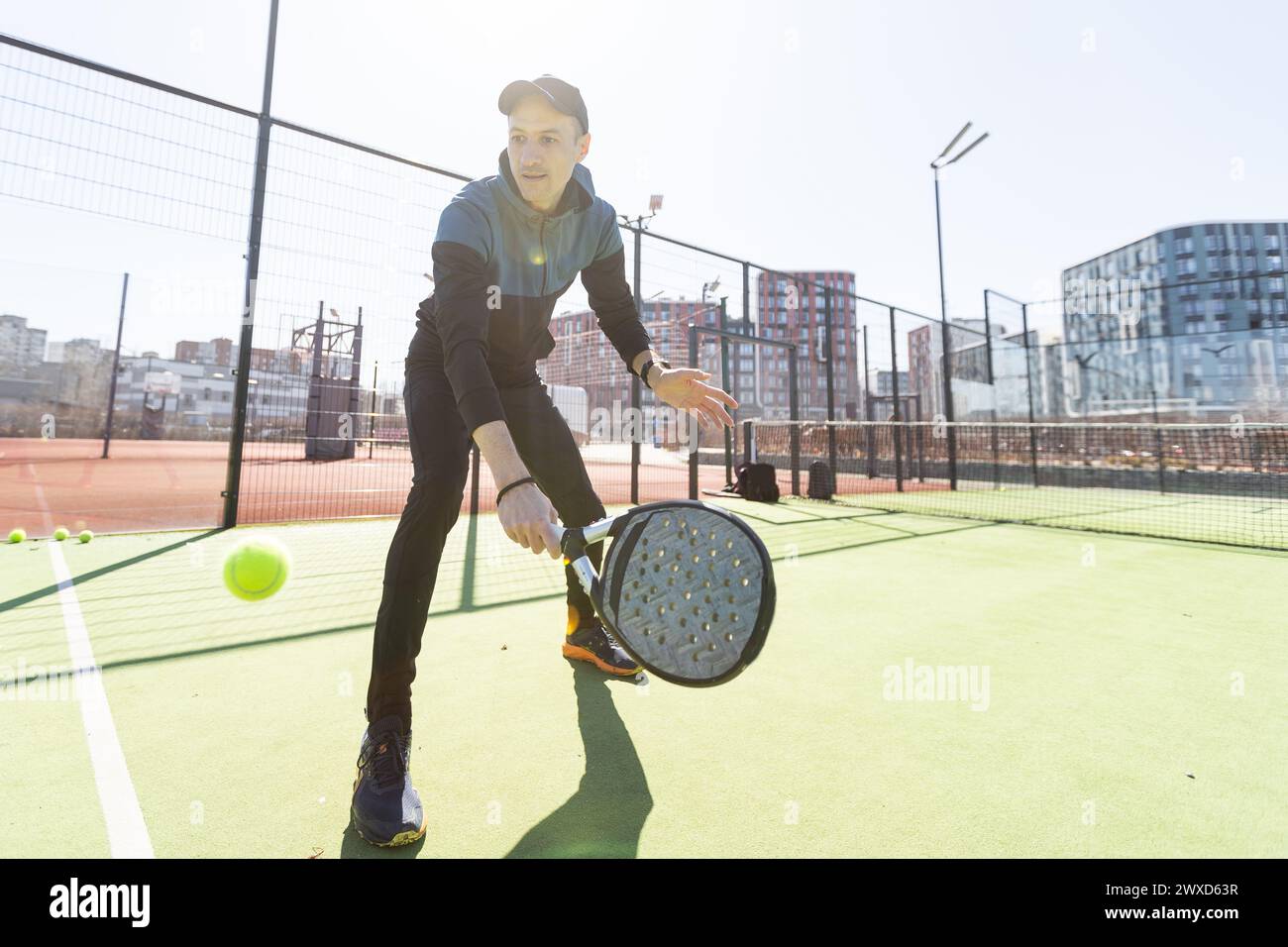 Paddle tennis player, das Training mit Ihren Paar vor Gericht Stockfoto
