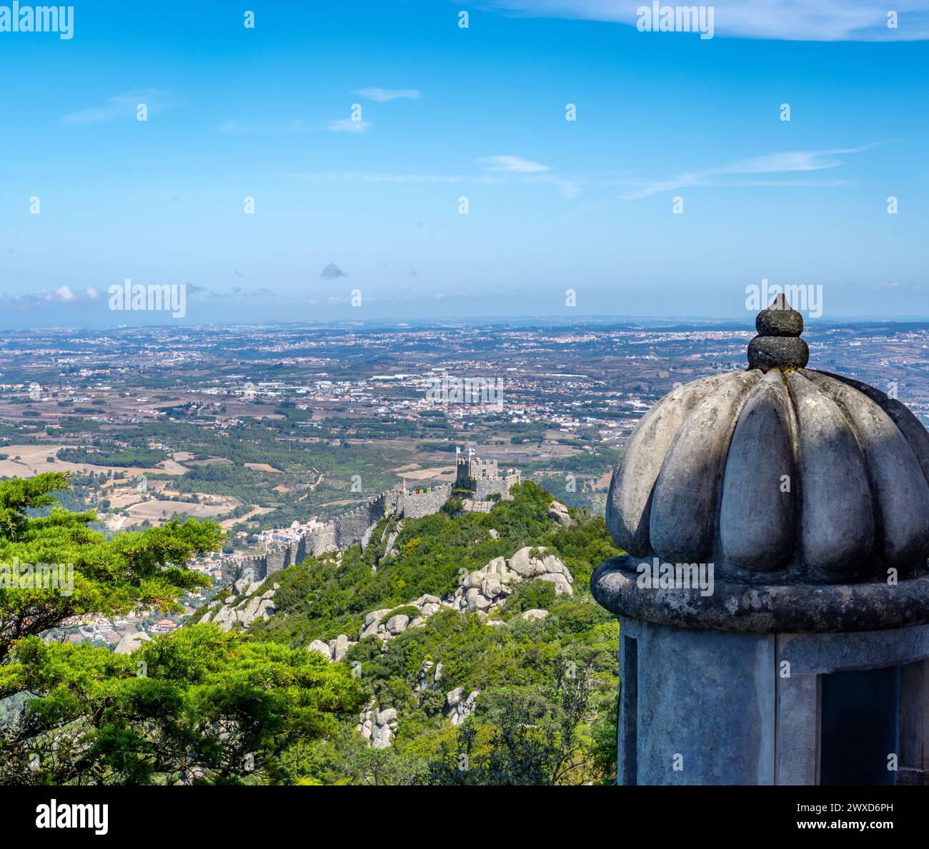 Panoramablick auf die maurische Burg (Castelo dos Mouros) in Sintra und die weiten Ländereien und Wiesen von Sintra von der steinernen mittelalterlichen Garde cabi Stockfoto