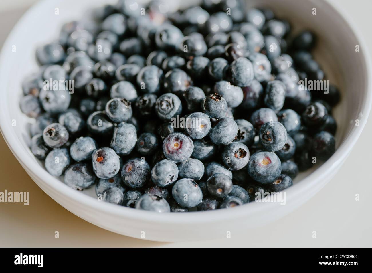 Die frischen Heidelbeeren in einer Schüssel auf einem Tisch Stockfoto