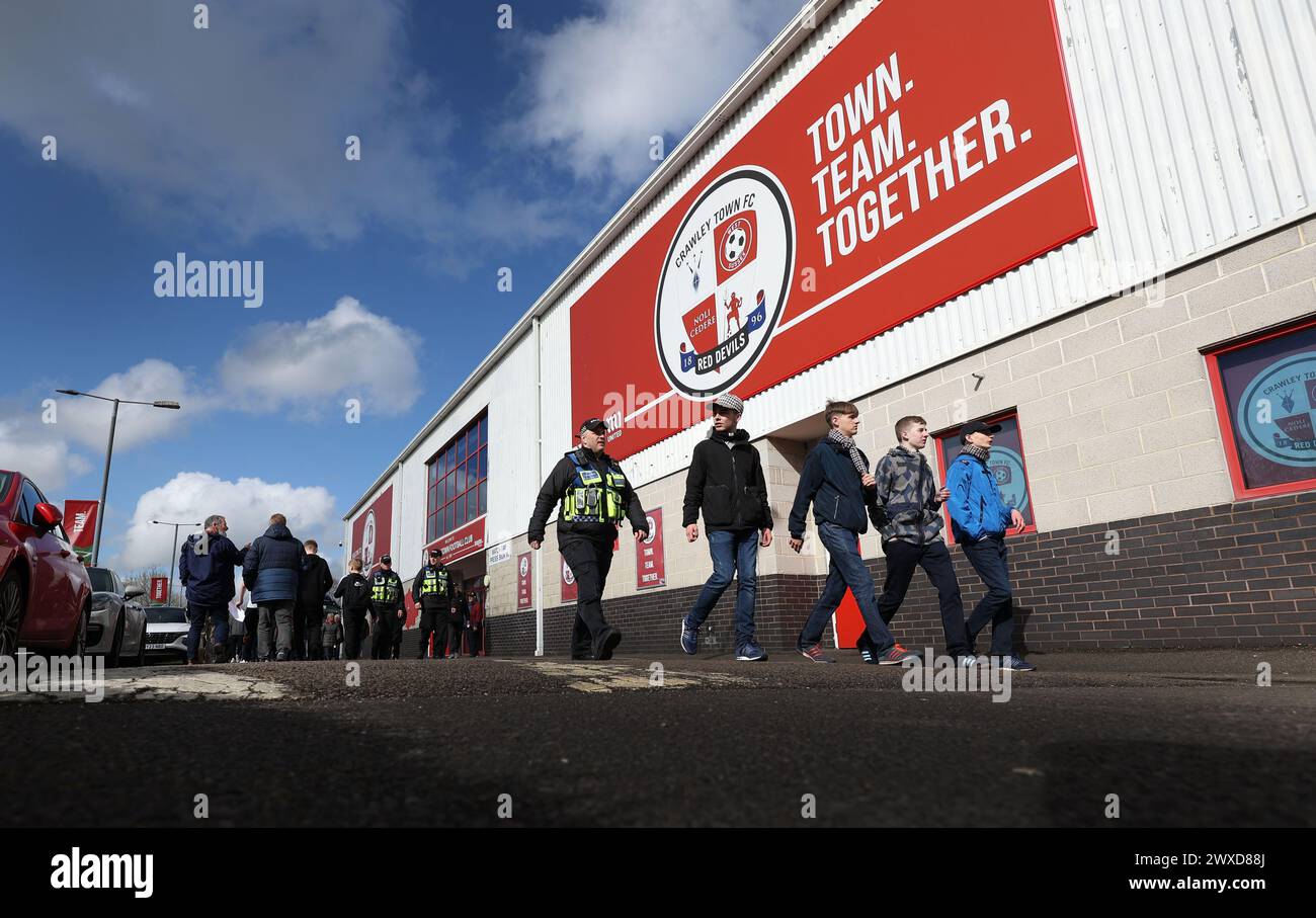 Allgemeine Ansicht der Fans und Fans, die im Broadfield Stadium ankommen Stockfoto