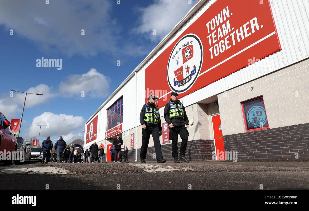 Allgemeine Ansicht der Fans und Fans, die im Broadfield Stadium ankommen Stockfoto