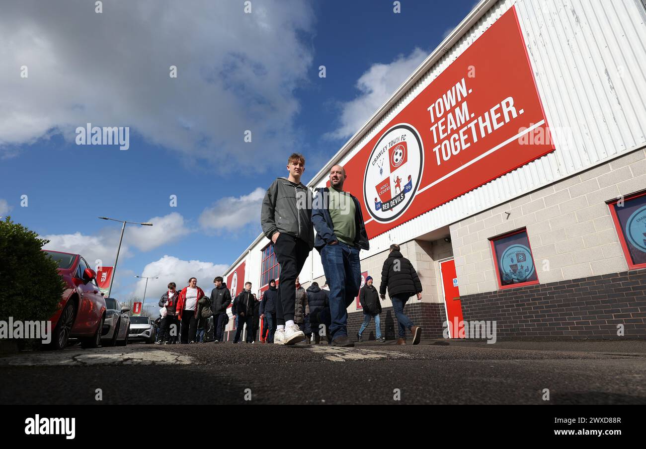 Allgemeine Ansicht der Fans und Fans, die im Broadfield Stadium ankommen Stockfoto