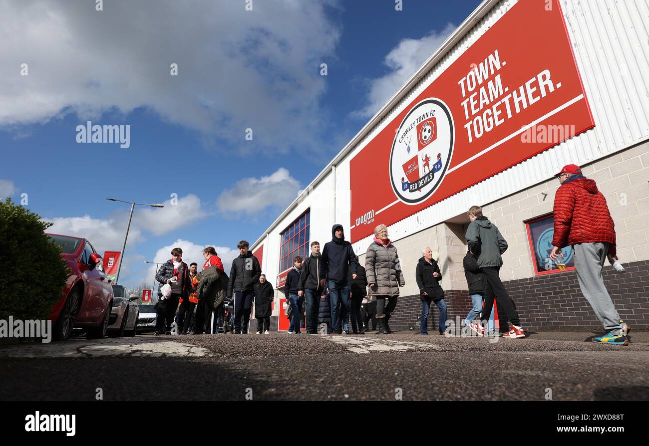 Allgemeine Ansicht der Fans und Fans, die im Broadfield Stadium ankommen Stockfoto