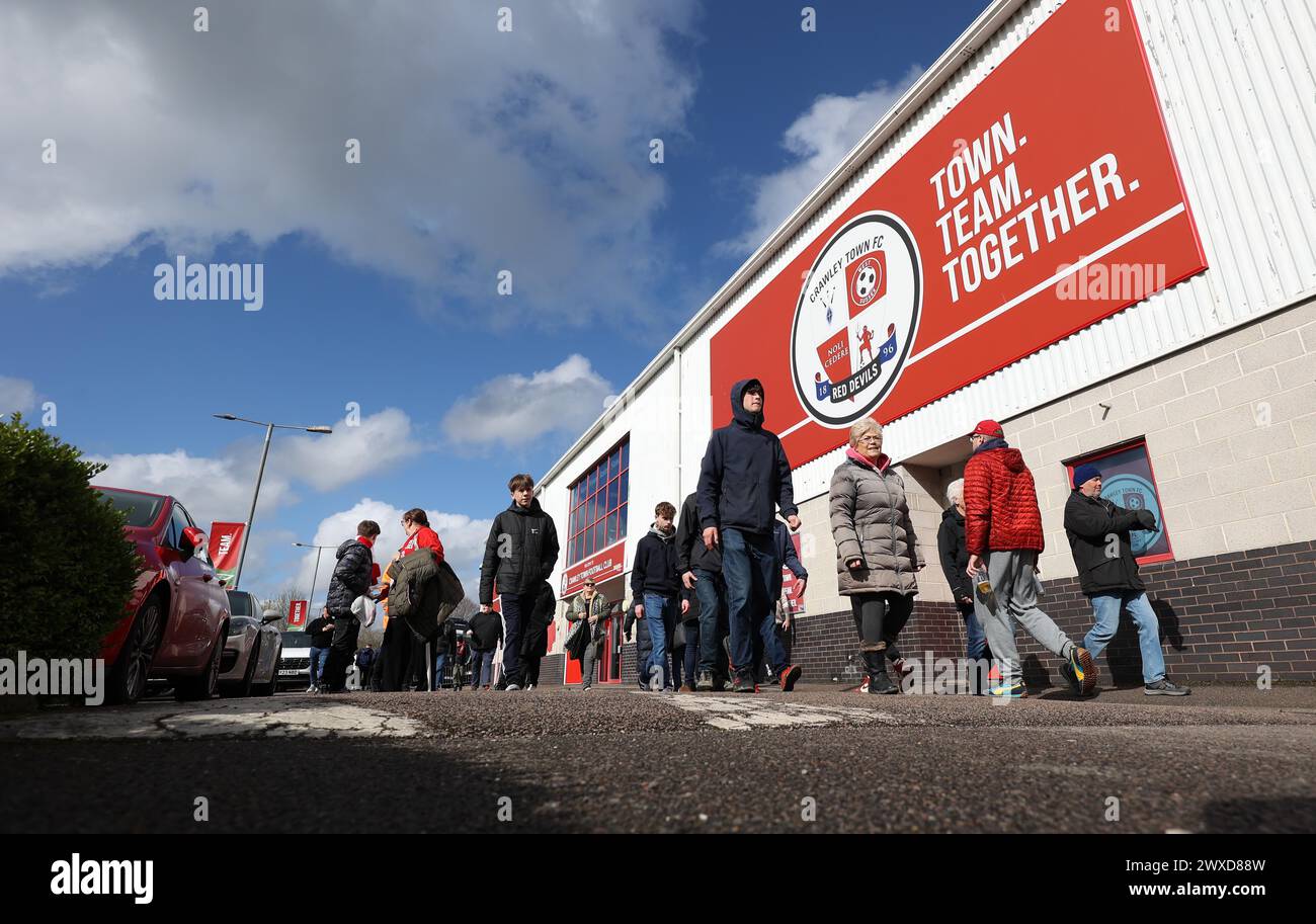 Allgemeine Ansicht der Fans und Fans, die im Broadfield Stadium ankommen Stockfoto