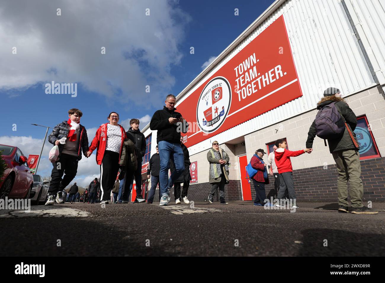 Allgemeine Ansicht der Fans und Fans, die im Broadfield Stadium ankommen Stockfoto