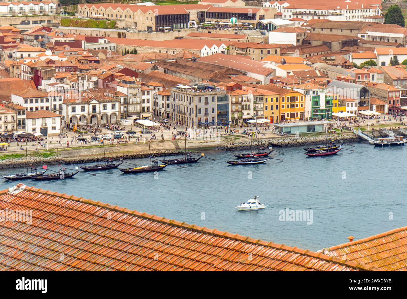 Aus der Vogelperspektive auf den Fluss Douro und die Promenade von Porto mit den Rabelas, klassischen Booten für Touristenrouten der 6 Brücken. Restaurants und Touristen Stockfoto