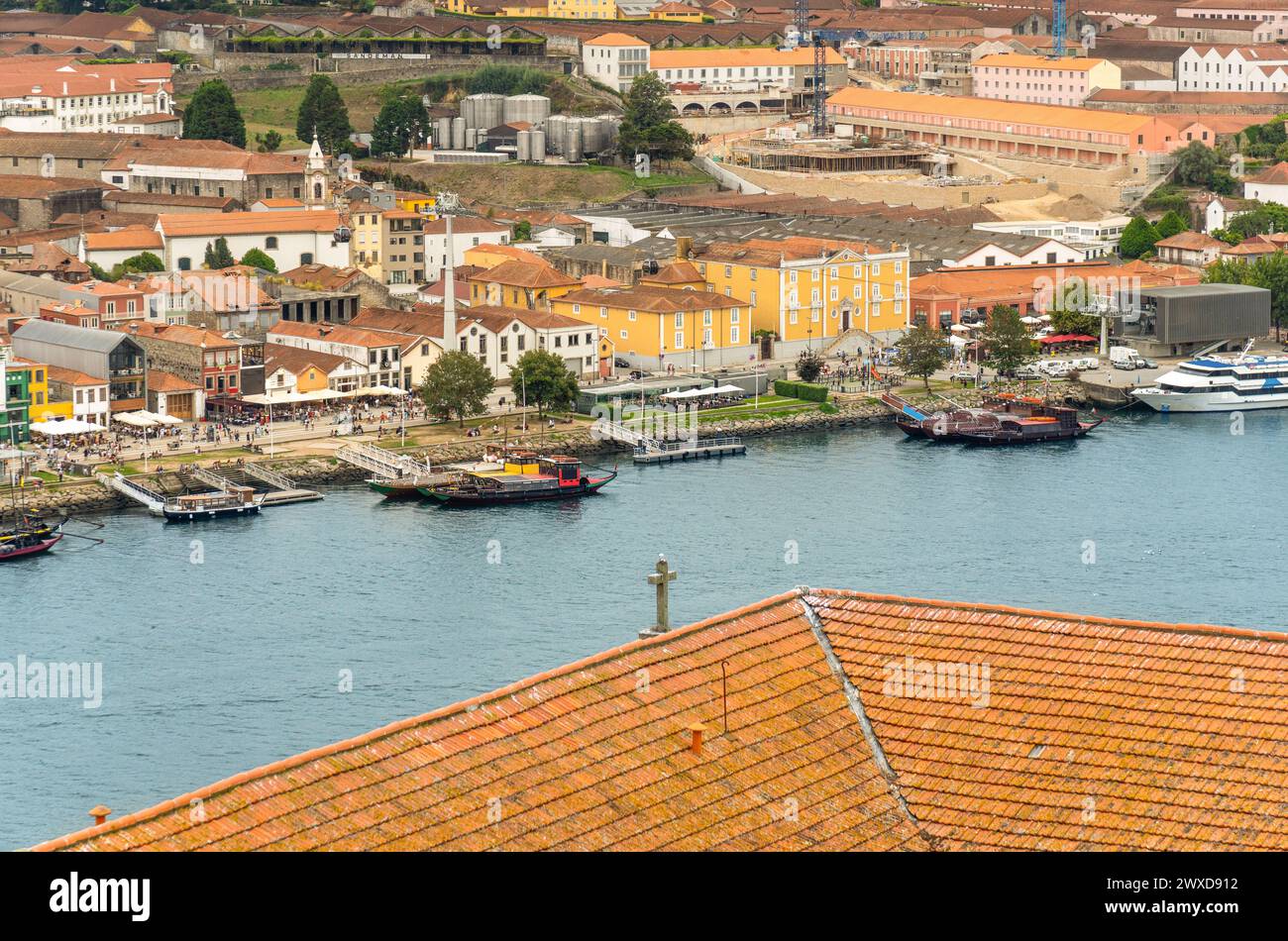 Aus der Vogelperspektive auf den Fluss Douro und die Promenade von Porto mit den Rabelas, klassischen Booten für die Touristenrouten der 6 Brücken und der Gaia-Seilbahn Stockfoto