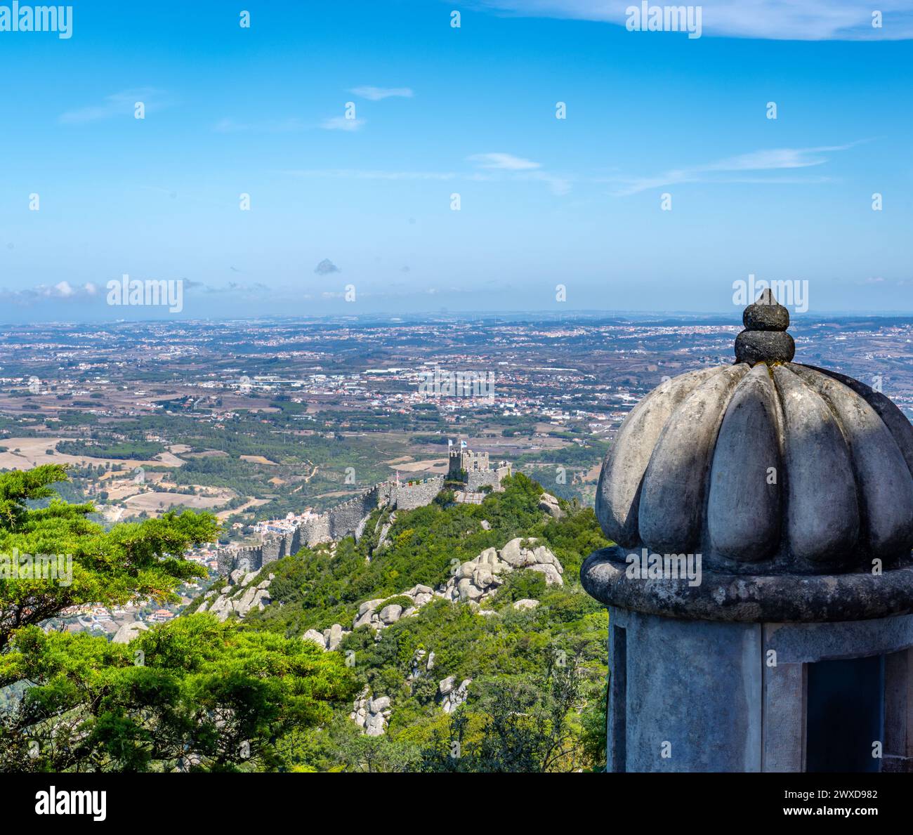 Panoramablick auf die maurische Burg (Castelo dos Mouros) in Sintra und die weiten Ländereien und Wiesen von Sintra von der mittelalterlichen Steinwache aus. Stockfoto