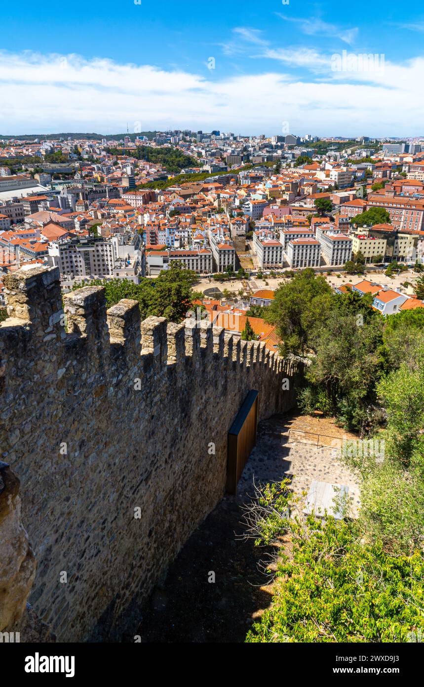 Aus der Vogelperspektive von den Mauern der St. George's Castle mit Blick auf die Plaza Martín Moniz und einen Teil der Stadt Lissabon in Portugal. Stockfoto