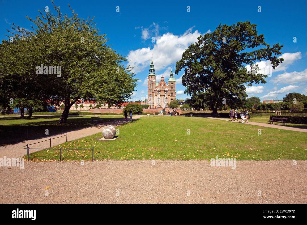 Kongens Have (Königsgarten) und das Schloss Rosenborg (erbaut 1606–1634) im Hintergrund, Kopenhagen, Dänemark Stockfoto