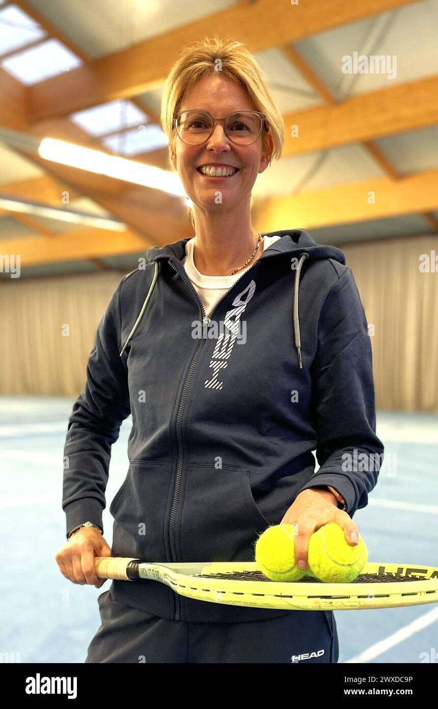 Miriam Schnitzer, geboren am 14. Januar 1977 in Freiburg, ist eine ehemalige deutsche Tennisspielerin. 1997 konnte sie sich in Wimbledon erstmals für ein Grand-Slam-Turnier qualifizieren. Im Jahr darauf gewann sie bei den US Open ihr erstes Spiel bei einem Grand-Slam-Turnier. Sie leben mit Ihrer Familie in Rosenheim, hat 2018 geheiratet und heisst nun Winkler-Schnitzer *** Miriam Schnitzer, geboren am 14. Januar 1977 in Freiburg, 1997 qualifizierte sie sich für ihr erstes Grand-Slam-Turnier in Wimbledon im folgenden Jahr gewann sie ihr erstes Spiel bei einem Grand-Slam-Turnier Stockfoto