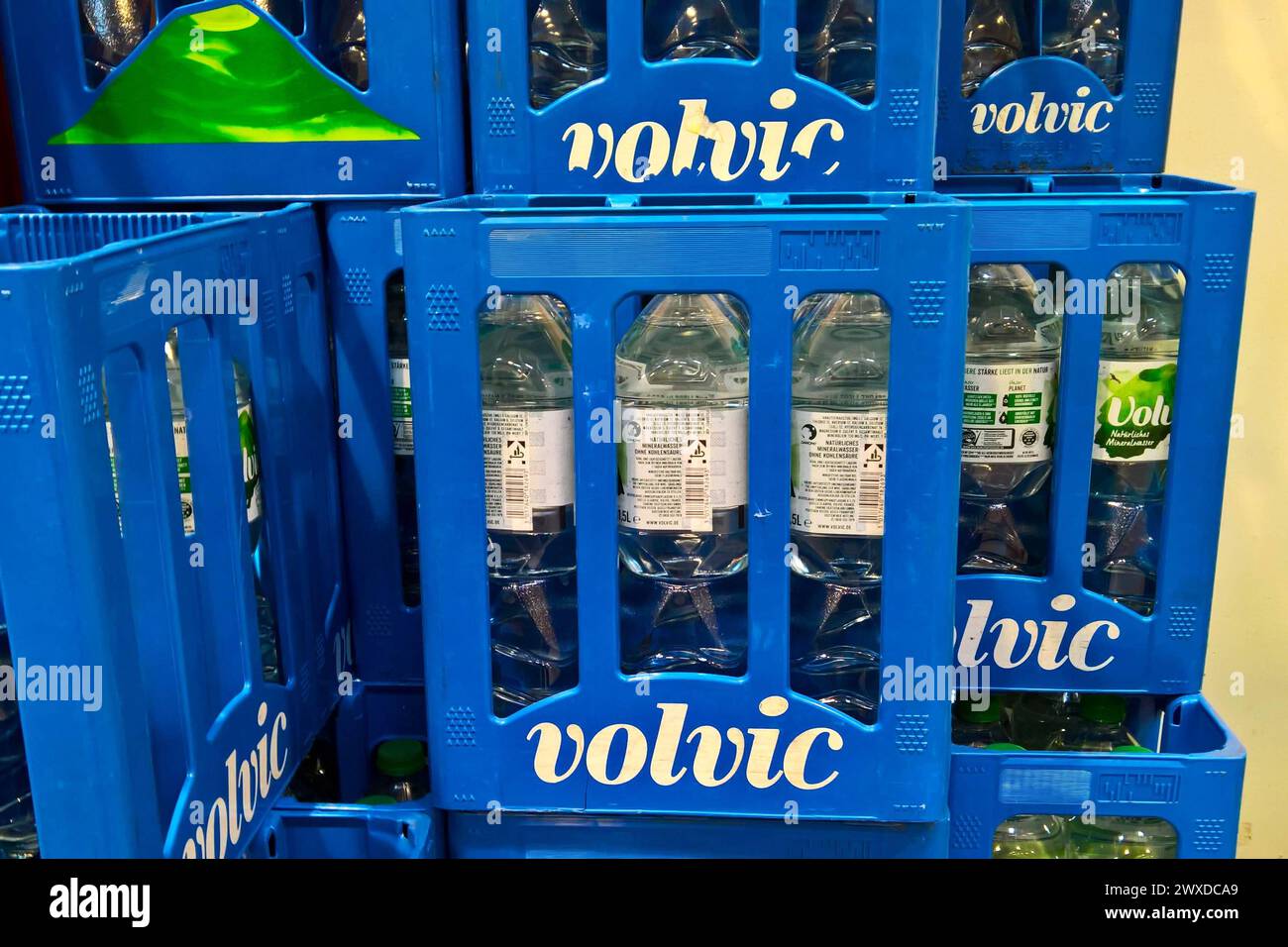 Volvic Wasser. Volvic ist ein natürliches Mineralwasser aus Frankreich, das seit 1938 abgefüllt wird, seit 1993 zum Lebensmittelhersteller Danone gehört und von diesem Unternehmen als Marke geführt wird. Die Quelle befindet sich in Volvic im Departement Puy-de-Dome und ist von vulkanischem Gestein umgeben. Jährlich werden zirka 2,7 Millionen Kubikmeter Wasser abgefüllt. Volvic wird in rund 60 Ländern exportiert, der Grossteil wird in Deutschland, Frankreich und Grossbritannien vertrieben. Zum Markenportfolio gehören auch Erfrischungsgetränke auf Mineralwasserbasis, die mit Fruchtaromen angereic Stockfoto