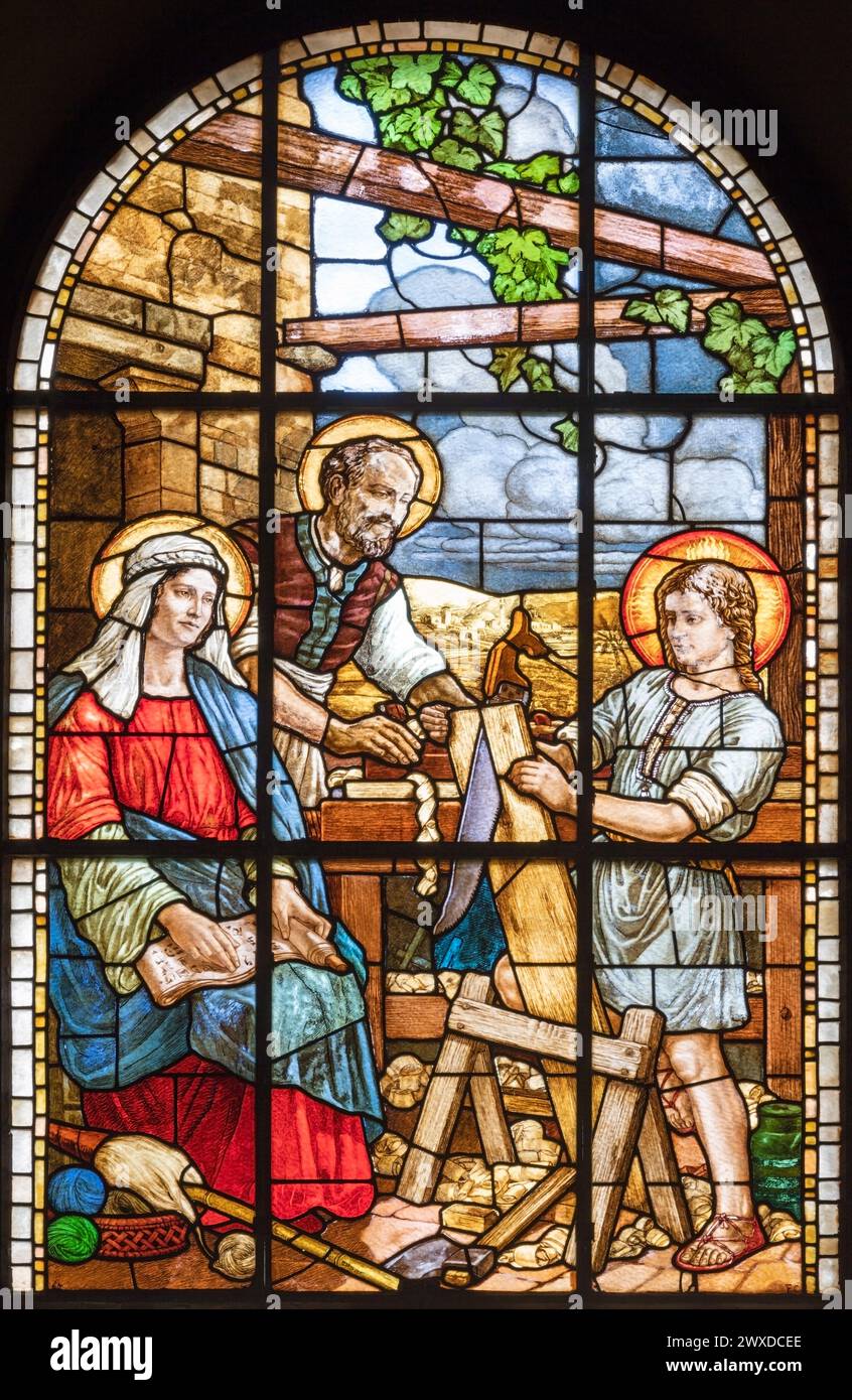 MAILAND, ITALIEN - 6. MÄRZ 2024: Die Heilige Familie im Buntglas der Kirche Chiesa del Redentore von unbekanntem Künstler (1933). Stockfoto