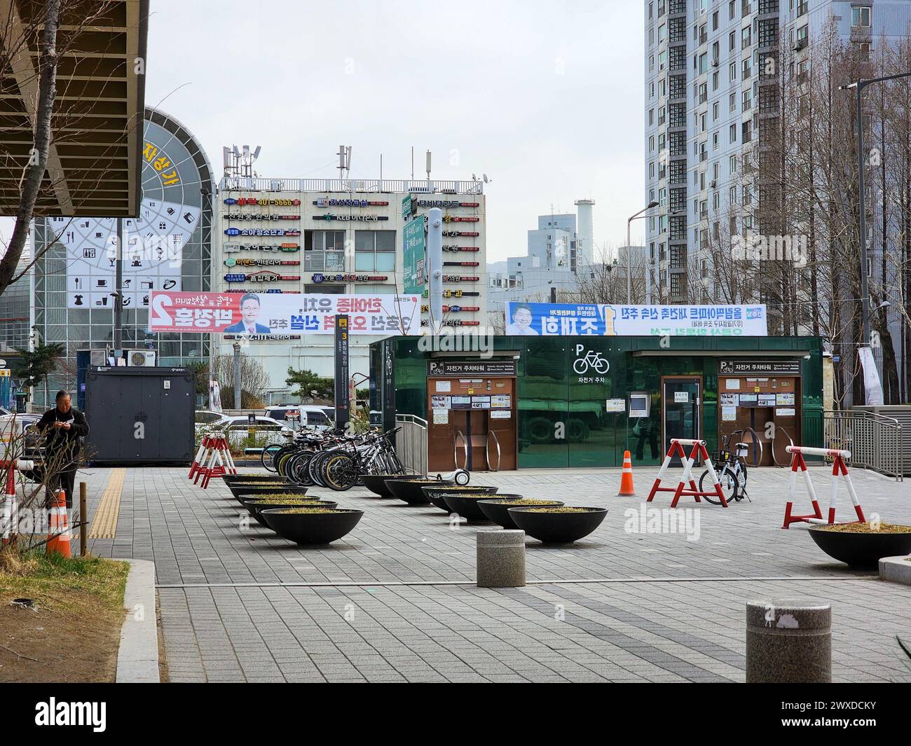 Seoul, Südkorea - im Olympic Park hängen Banner für Kandidaten der Nationalversammlung konservativer und liberaler Parteien Stockfoto
