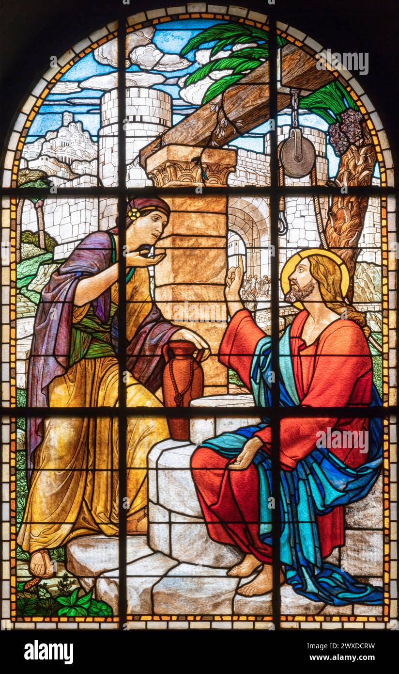 MAILAND, ITALIEN - 6. MÄRZ 2024: Der Jesus und die Samaritanerin im Glasmalerei der Kirche Chiesa del Redentore von unbekanntem Künstler (1933). Stockfoto