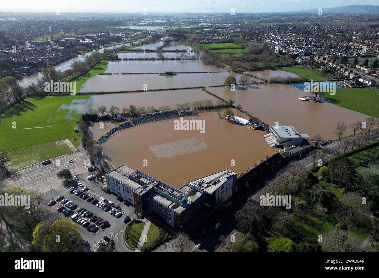 Eine Luftaufnahme, die einen überfluteten New Road Cricket Club zeigt, Heimstadion von Worcestershire CCC, in Worcester. Bilddatum: Samstag, 30. März 2024. Stockfoto