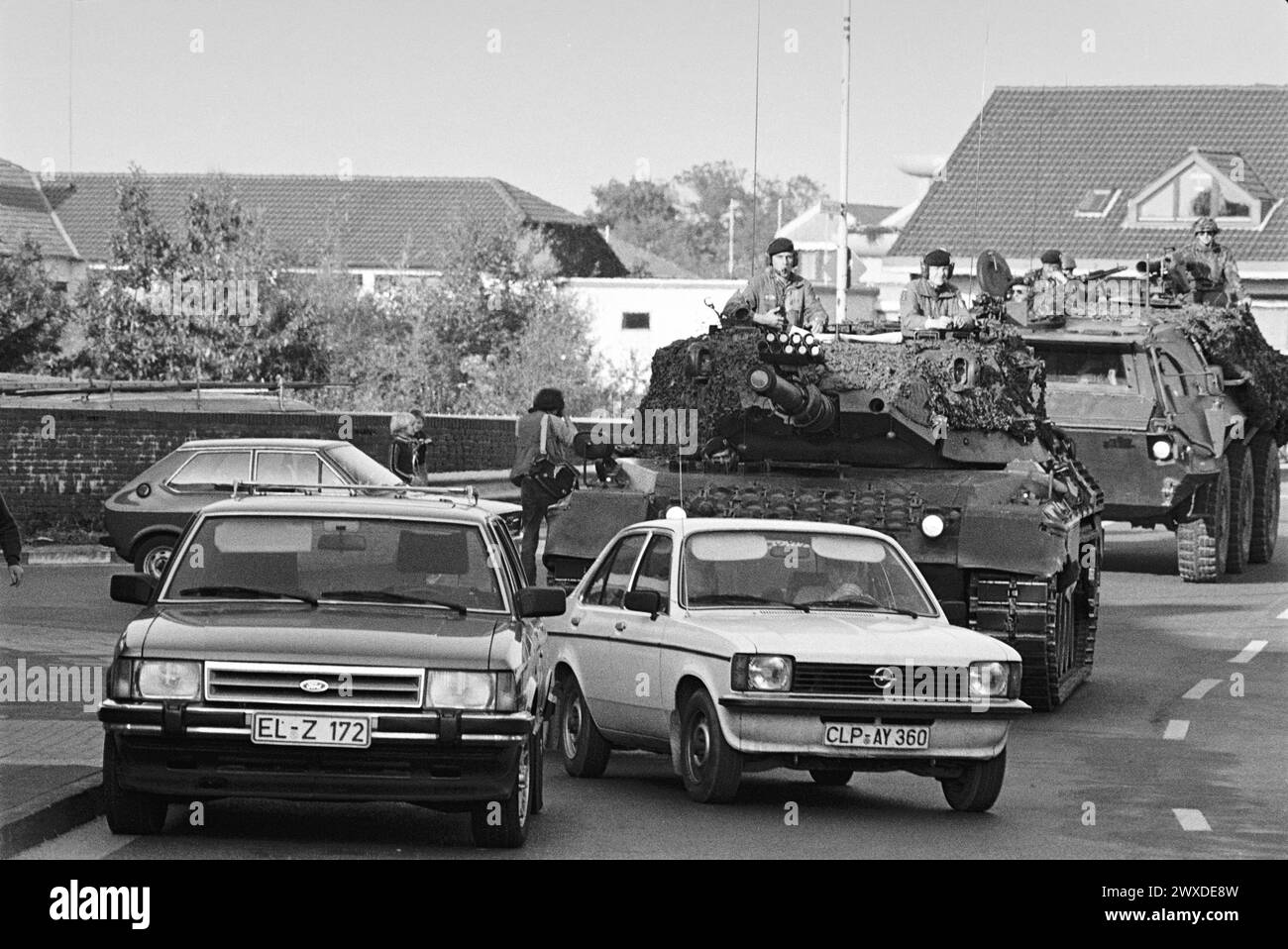 - NATO-Übungen in den Niederlanden, Leopardenpanzer der Deutschen Armee in einem Dorf (Oktober 1983) - esercitazioni NATO in Olanda, carri armati Leopard dell'Esercito Tedesco in un villaggio (ottobre 1983) Stockfoto