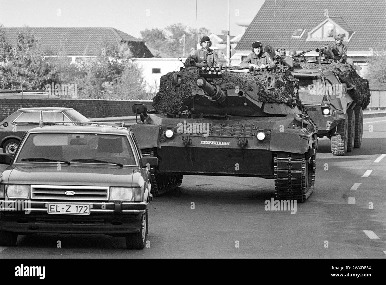 - NATO-Übungen in den Niederlanden, Leopardenpanzer der Deutschen Armee in einem Dorf (Oktober 1983) - esercitazioni NATO in Olanda, carri armati Leopard dell'Esercito Tedesco in un villaggio (ottobre 1983) Stockfoto