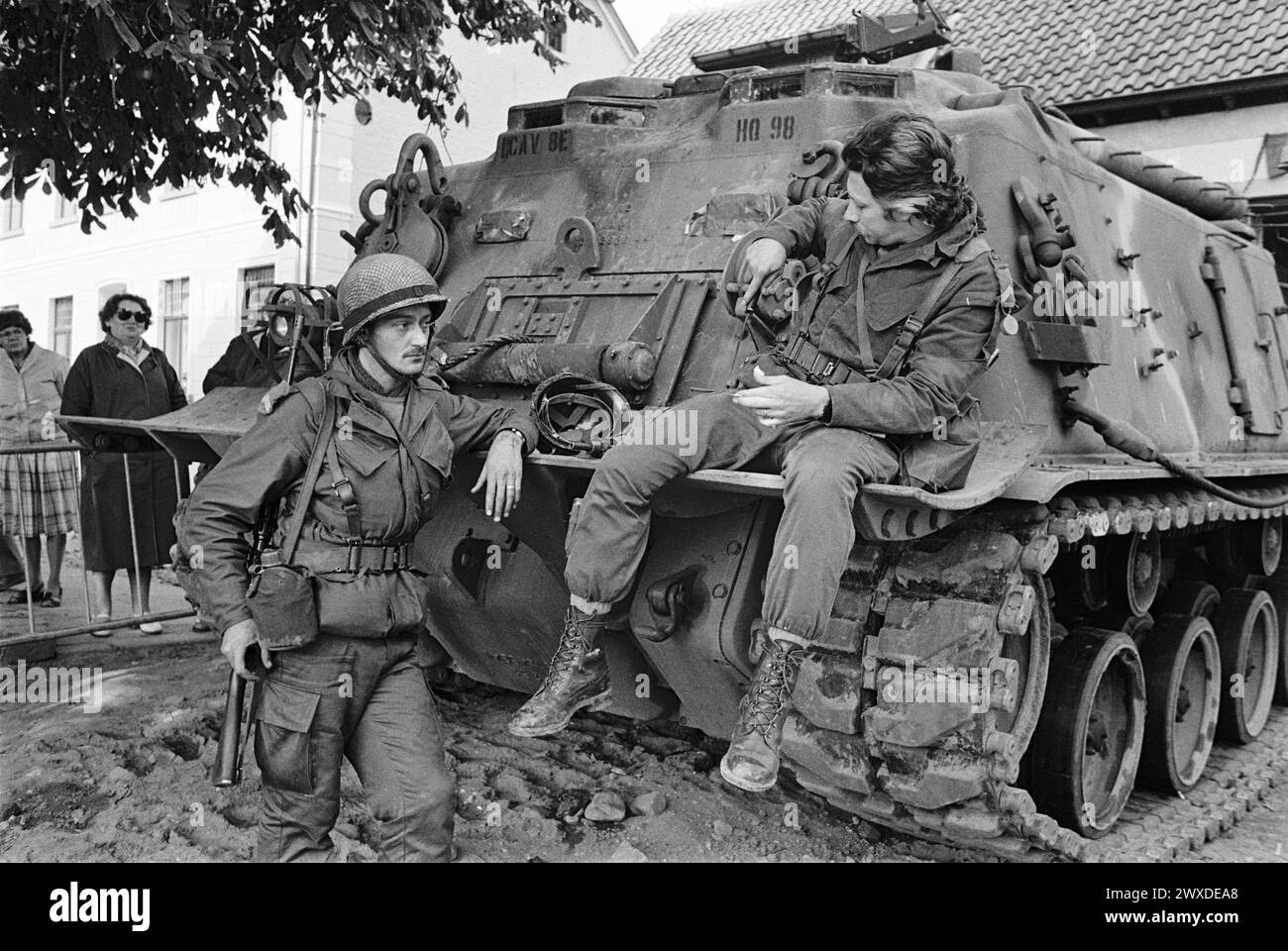 - NATO-Übungen in den Niederlanden, niederländische Soldaten in einem Dorf (Oktober 1983)) - esercitazioni NATO in Olanda, militari olandesi in un villaggio (ottobre 1983)) Stockfoto