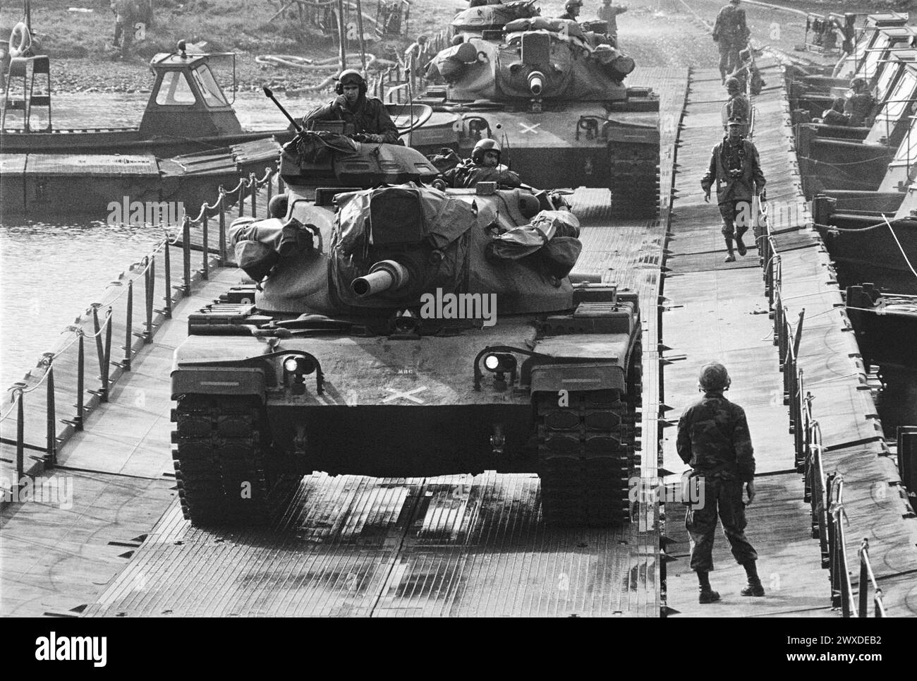 - NATO-Übungen in Holland, Panzer der US-Armee M 60 überqueren eine Pontonbrücke über die Maas (Oktober 1983) - esercitazioni NATO in Olanda, carri armati M 60 dell'US Army attraversano un ponte di barche sul fiume Mosa(ottobre 1983) Stockfoto