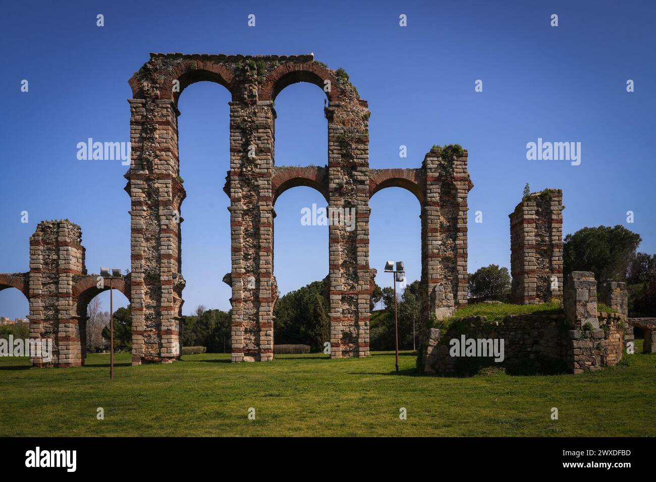 Das römische Aquädukt von Merida ist ein Bau, der zur römischen Zeit genutzt wurde, um Wasser in die Stadt Augusta Emerita zu transportieren. Spanien. Stockfoto