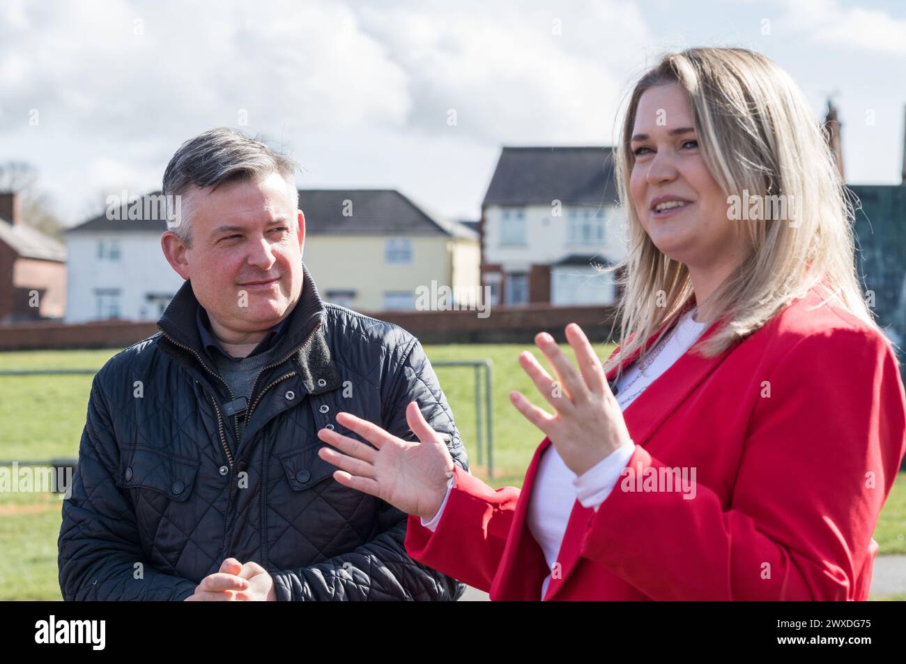 Kirkby in Ashfield, Nottinghamshire, England, Großbritannien. 30. März 2024. Jonathan Ashworth, Labour Party M.P. für Leicester South und Shadow Paymaster General, die sich für die Labour P.P.C. Rhea Keehn einsetzen. Dieser Parlamentssitz, Teil der Roten Mauer, gewann der konservative M.P. Lee Anderson bei den Parlamentswahlen 2019. Aber im März 2024 übergelaufen, nachdem die Peitsche entfernt worden war. Quelle: Alan Beastall/Alamy Live News Stockfoto