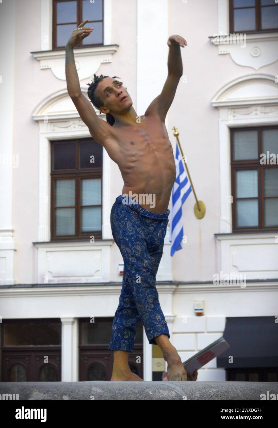 Straßenkünstler - eine Balletttänzerin, die auf einem Brunnenrand tanzt Stockfoto