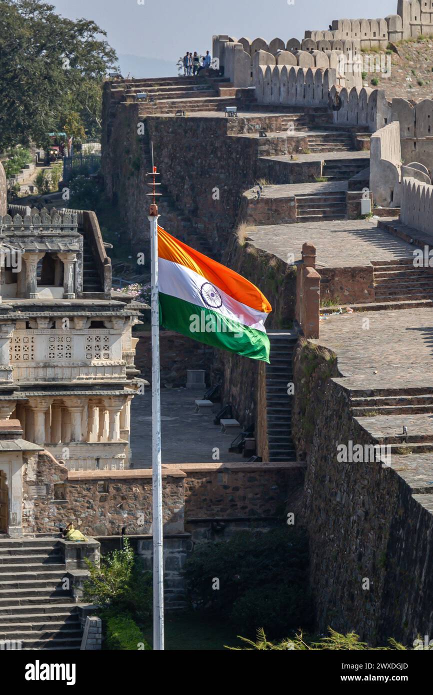 indische Trikolore, die in der alten Festung aus einem flachen Winkel winken, werden in Kumbhal Fort kumbhalgarh rajasthan indien aufgenommen. Stockfoto