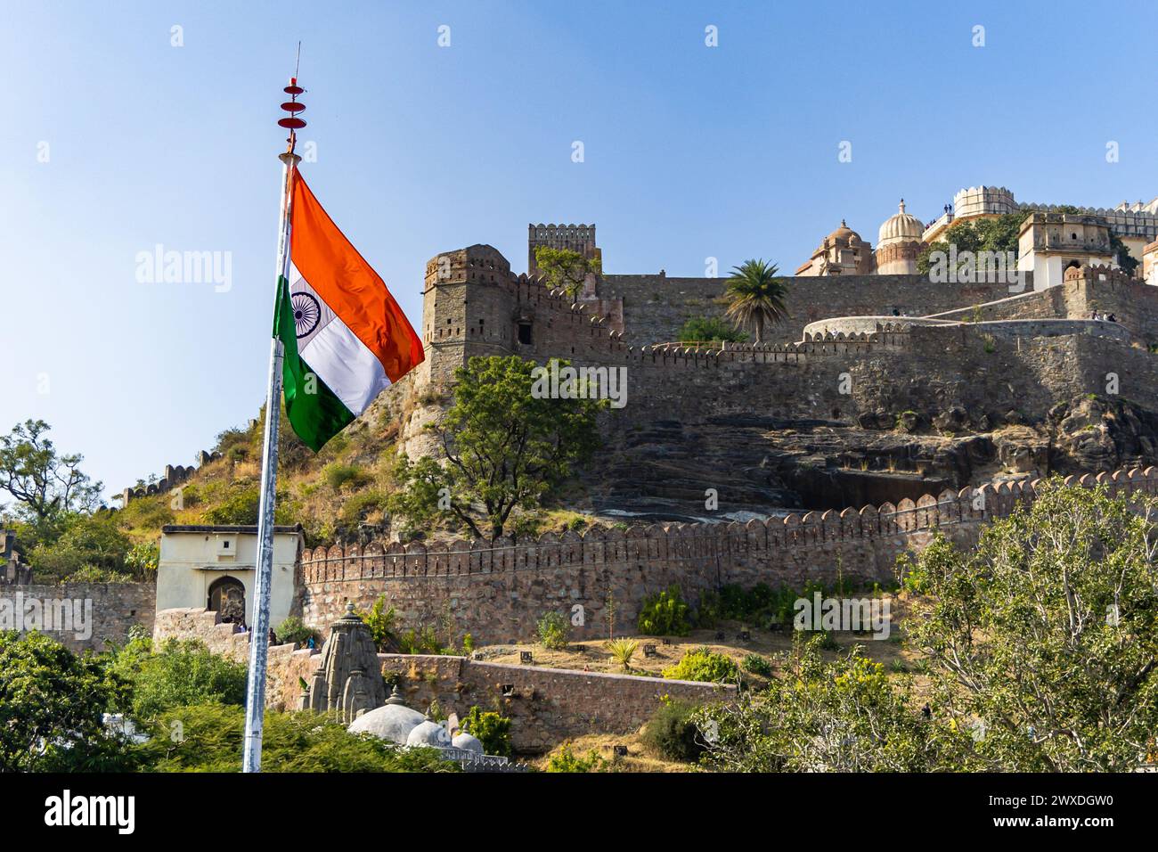 indische Trikolore, die in der alten Festung aus einem flachen Winkel winken, werden in Kumbhal Fort kumbhalgarh rajasthan indien aufgenommen. Stockfoto