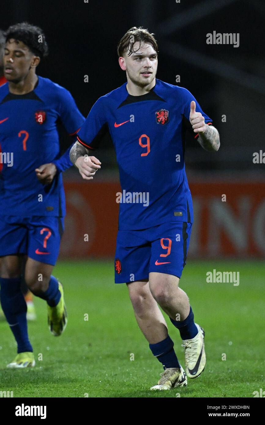 Veendam, Niederlande. März 2024. Jason van Duiven (9) aus den Niederlanden feiert, nachdem er am 3. Spieltag in der Gruppe 2 der UEFA-U19-Elite-Runde am Donnerstag, den 26. März 2024, in Veendam, Niederlande das 0-1 Tor geschossen hat. Quelle: Sportpix/Alamy Live News Stockfoto