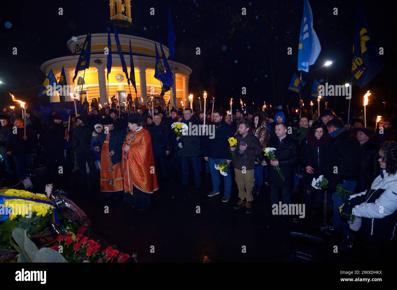 Ukrainische Rechtsradikale treffen sich im Fackelschein, um den Geburtstag des großen ukrainischen Nationalisten-Führers Stepan Bandera zu feiern. Januar 2019. Kiew, Ukr Stockfoto